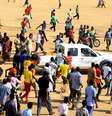 Corpos de supostos responsáveis pelo ataque a Universidade Garissa são conduzidos em um veículo, em meio à população, neste sábado, 4 de abril   Foto: Noor Khamis / Reuters