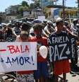 Moradores realizam um protesto pedindo paz no Complexo do Alemão, zona norte do Rio de Janeiro  Foto: José Lucena / Futura Press