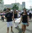 <p>Manifestantes carregando um caixão percorreram a Avenida Atlântica antes de realizar um enterro simbólico, deixando na areia uma cruz de madeira em homenagem a Eduardo e às outras vítimas</p>  Foto: Murilo Rezende / Futura Press