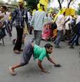 <p>Homem portador de deficiência física se une a manifestantes em Kolkata, na Índia, para exigir do medidas do governo</p>  Foto: AP