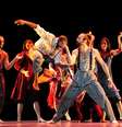 <p>Cena de Cantata, do coreógrafo italiano Mauro Bigonzetti, que retrata a emotividade do povo do sul da Itália</p>  Foto: Sylvia Masini  / Divulgação