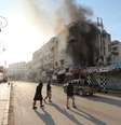 Membros da Frente Al-Nusra, grupo ligado à Al Qaeda, observam incêndio causado por curto-circuito elétrico numa rua em Idlib, na Síria, nesta segunda-feira. 06/04/2015  Foto: Ammar Abdullah / Reuters