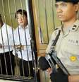 <p>Os australianos Andrew Chan e Myuran Sukumaran esperam julgamento em Bali</p>  Foto: Nyoman Budhiana / Reuters