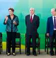 <p>A presidenta ao lado de Aloizio Mercadante, Michel Temer e Renato Janine Ribeiro</p>  Foto: Twitter / Blog do Planalto / Reprodução