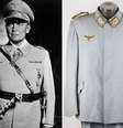 Hermann Goering e o uniforme, branco e adornado de suásticas  Foto: Twitter