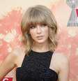 Cantora Taylor Swift posa após receber o prêmio iHeartRadio em Los Angeles, em março deste ano  Foto: Danny Moloshok / Reuters