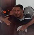 Mano Brown abraça os amigos após ser liberado pela polícia  Foto: Luiz Cláudio Barbosa / Futura Press