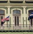 <p>Bandeiras de EUA e Cuba vistas em hotel de Havana</p>  Foto: Stringer / Reuters