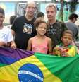 <p>Toni e David adotaram Alysson (esq.), de 14 anos, Felipe, de 9 anos, e Jéssica, de 11 anos</p>  Foto: Arquivo Pessoal / BBC News Brasil