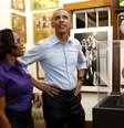 O presidente americano Barack Obama está em visita à Jamaica e, em menos de duas horas após aterrissar no país, no Aeroporto Manley, em Kingston, foi visitar o Museu Bob Marley  Foto: Jonathan Ernst / Reuters