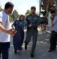 Policial afegão ajuda uma mulher após ataque em Mazar-i-Sharif, no Afeganistão, nesta quinta-feira. 09/04/2015  Foto: Stringer / Reuters