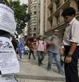 Homem lê anúncios de emprego no centro de São Paulo em março  Foto: Paulo Whitaker / Reuters