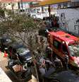 Bombeiros resgataram o criminoso e o policial baleados  Foto: Celeste Mattos / vc repórter