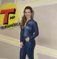 Fernanda Keulla usa jeans com jeans, na mesma tonalidade. A botinha baixa combina com o estilo, mas corta o visual. E parece que faltou um complemento no look, como uma colar comprido, contornado o decote da camisa  Foto: Leo Franco  / AgNews