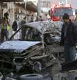 Policiais do Afeganistão examinam local do ataque suicida com carros-bomba em Cabul 10/04/ 2015.  Foto: Omar Sobhani / Reuters