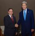 Secretário de Estado dos Estados Unidos, John Kerry (direita), cumprimenta o ministro das Relações Exteriores de Cuba, Bruno Rodríguez, na cidade do Panamá. 10/04/2015  Foto: Departamento de Estado dos EUA / Reuters