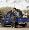 Soldados chadianos fazem ronda nas ruas da cidade nigeriana de Damasak, em 24 de março  Foto: Joe Penney / Reuters