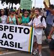 O príncipe Dom João Henrique de Orleans e Bragança (à direita) durante o último protesto, em 15 de março  Foto: André Naddeo / Terra