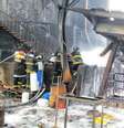 Bombeiros trabalhavam no resfriamento dos tanques e no controle de vazamento nos diques da empresa Ultracargo na manhã desta sexta-feira  Foto: Corpo de Bombeiros da PMESP