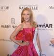  Kylie Minogue virou piada na web por causa do vestido escolhido para o evento. De um lado, era um tubinho branco, de outro, um emaranhado de tecido pink sanfonado  Foto: Francisco Cepeda e Leo Franco / AgNews