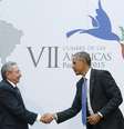 <p>O histórico aperto de mãos entre Barack Obama e Raúl Castro</p>  Foto: Jonathan Ernst / Reuters