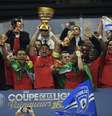 <p>Capitão Thiago Silva ergueu a taça da Copa da Liga Francesa neste sábado</p>  Foto: Martin Bureau / AFP