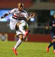 <p>Wesley estreou com a camisa do S&atilde;o Paulo neste s&aacute;bado, mas &eacute; desfalque na Libertadores</p>  Foto: Marcos Bezerra / Futura Press