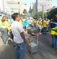<p>José, no último ato, vendeu cerca de 60 espetos das 16h às 17h30. Neste domingo, das 14h às 15h30, comercializou apenas dois</p>  Foto: Terra