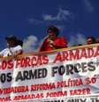 <p>Carro de som de grupo que pede a intervenção militar teve participação de sósia de Dilma, que usava algemas</p>  Foto: Fernando Diniz / Terra