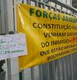 <p>Cartazes contra o governo Dilma no portão do prédio da Petrobras, em São Paulo</p>  Foto: Elisa Feres / Terra