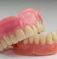 A dor nos dentes da dentadura, pode, na verdade, ser uma dor na gengiva ou consequência de fatores psicológicos  Foto: Stefan Delle / Shutterstock