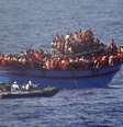 Guarda Costeira italiana recupera 9 corpos e socorre 144 pessoas  Foto: Foto de la Armada italiana / AP