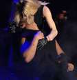 <p>Madonna surpreende o rapper com um beijo em show</p>  Foto: Getty Images