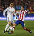 Disputa de bola entre Cristiano Ronaldo e Koke, do Atlético de Madrid, no estádio Vicente Calderón  Foto: Paul Hanna / Reuters