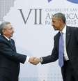 O presidente de Cuba, Raúl Castro (esquerda), e o presidente norte-americano, Barack Obama, se cumprimentam durante a Cúpula das Américas, na Cidade do Panamá, em abril  Foto: Jonathan Ernst / Reuters