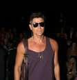 <p>Reynaldo Gianecchini investiu em óculos de sol e regata roxa</p>  Foto: Thiago Duran / AgNews