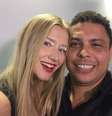 Jogador tira selfie ao lado da namorada em bastidores de desfile  Foto: @ronaldolima / Instagram / Reprodução