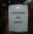<p>Nas estações da Trensurb, a população encontrou as portas fechadas com o aviso estamos em greve</p>  Foto: Daniel Fávero / Terra