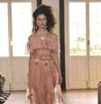 Ao som de Roberta Sá, a estilista Isabela Capeto apresentou sua coleção de verão 2016, inspirada no simbolismo da virada do ano, em Iemanjá e no mar  Foto: Marcio Madeira / Divulgação