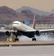 Avião fretado da Delta pousa no aeroporto Sky Harbor, em Phoenix, nos Estados Unidos. 26/01/2015  Foto: Kirby Lee / Reuters