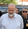 <p>João Vaccari, tesoureiro do Partido dos Trabalhadores dominantes do Brasil, é escoltado pela polícia</p>  Foto: Rodolfo Buhrer / Reuters