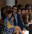 Deborah Secco e Rodrigo Lombardi gravando uma das cenas da novela durante desfile no SPFW  Foto: Francisco Cepeda / AgNews