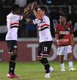 Alexandre Pato, que fez o primeiro do São Paulo, também reclamou da qualidade do gramado  Foto: Miguel Rojo / AFP