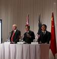 Australia's Deputy Prime Minister Warren Truss, Malaysia's Minister of Transport Liow Tiong Lai and China's Minister of Transport Yang Chuantang (L-R) speak to the media after their meeting to discuss the next stage of the search for missing Malaysia Airlines flight MH370 in Kuala Lumpur, April 16, 2015. Government ministers from Australia, China and Malaysia on Thursday said that they would extend the search for missing Malaysia Airlines Flight MH370 by an additional 60,000 sq kilometres if the wreckage is not found in the current search area.  Foto: Olivia Harris / Reuters