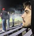 Estudante Diego Pazos, 23 anos, fuma calmamente um cigarro de maconha durante o intervalo de Danubio x São Paulo  Foto: André Naddeo / Terra