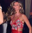 Gisele se diverte e cai na dança em festa de despedida  Foto: @maricotasbrasil/Facebook / Reprodução