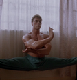 <p>Jean-Claude Van Damme, famoso por suas habilidades de artes marciais, também foi bailarino. No filme O Grande Dragão Branco (Bloodsport), de 1988, ele dá um show de flexibilidade</p>  Foto: DVD / Reprodução