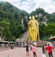 Batu Caves - As cavernas sagradas Batu Caves são um destino icônico da Malásia, e ficam ao norte de Kuala Lumpur. Entre as três principais cavernas do local ficam também templos e santuários hindus. Mas seu principal destaque é uma grande estátua de um deus Hindu na entrada do complexo  Foto: gracethang2 / Shutterstock.com