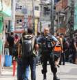 <p>Policiais da Delegacia de Homicídios da Capital realizam reconstituição da morte do menino Eduardo, no Complexo do Alemão, Zona Norte do Rio de Janeiro (RJ), na manhã desta sexta-feira (17) </p>  Foto: Josá Lucena / Futura Press