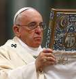 Papa Francisco durante missa no Vaticano, em 12 de abril  Foto: Tony Gentile / Reuters